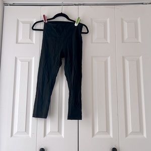Lululemon wunder under high rise crop. Size 6 in black